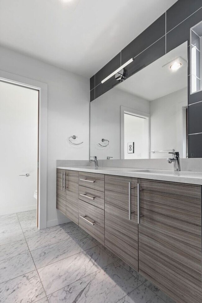 Building Photo - Stunning Modern Air-Conditioned in Coveted...