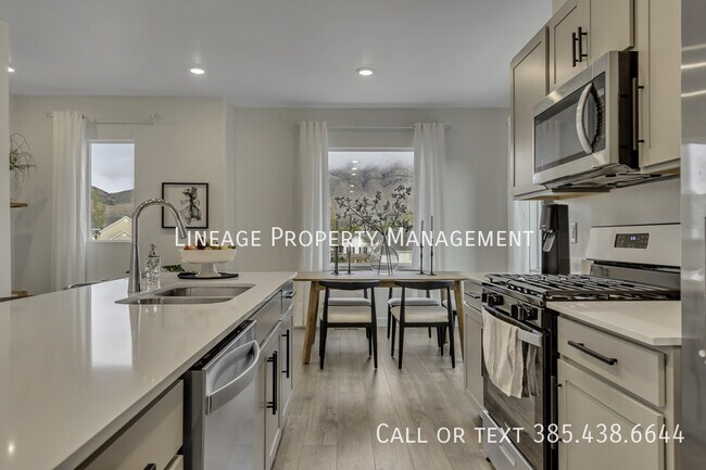 Building Photo - 3940 N Cougar Ln