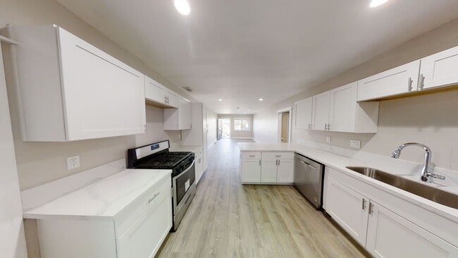 Building Photo - Renovated 5 bed 3 bath house on Art St