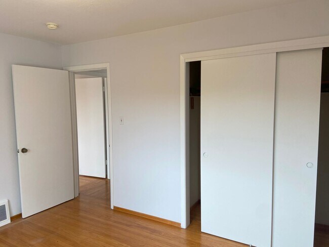 Building Photo - 1st Floor 2Bd / 1Ba  Flat With Garage Parking