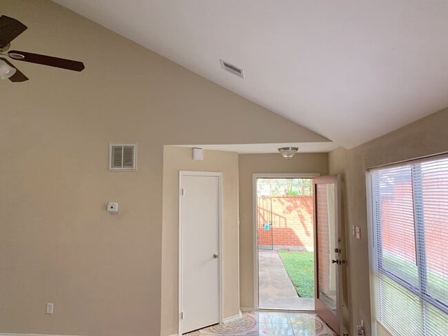 Building Photo - 5922 Cinnamon Creek Cir