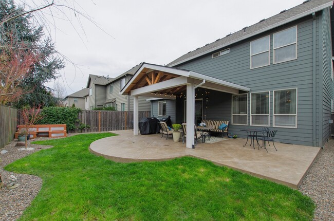 Building Photo - Large 3 bdrm / 2.5 bath with open floor pl...
