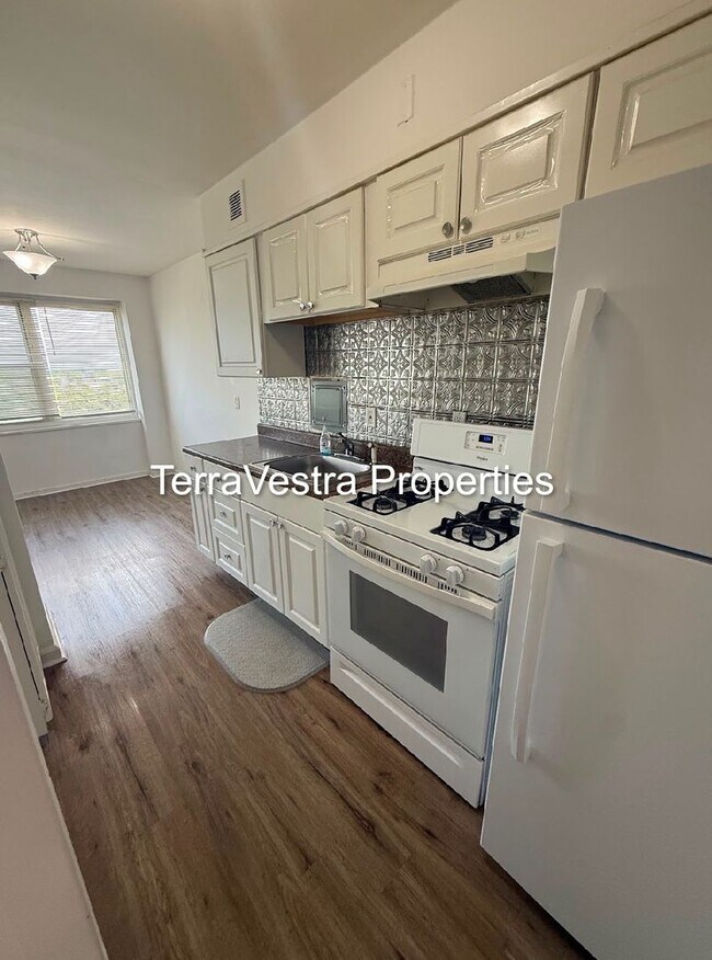 Building Photo - 1 Bed in Barclay Towers! Eligible for $500 Security deposit.