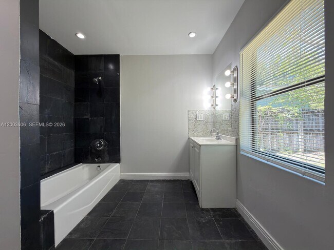 Building Photo - 1325 NW 11th Ct