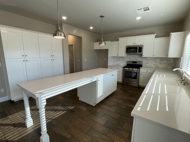 Building Photo - Modern Living Meets Clovis Charm!