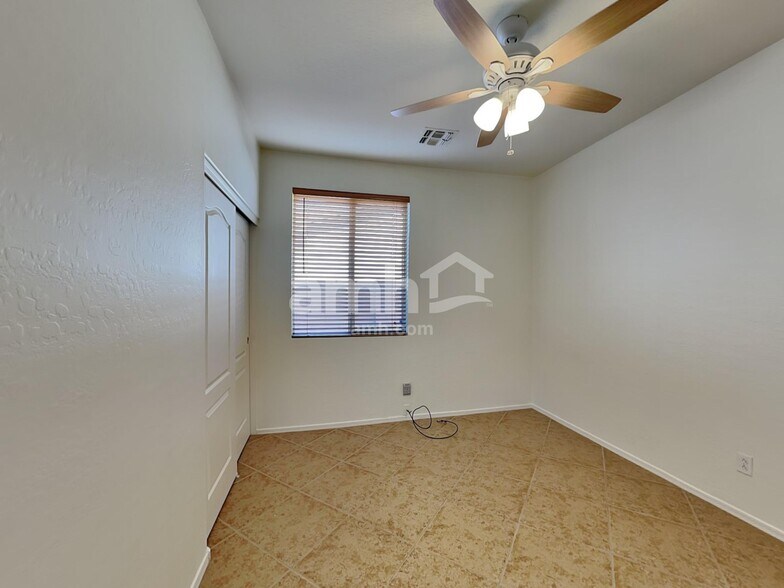 Building Photo - 3443 E Santa Fe Ln