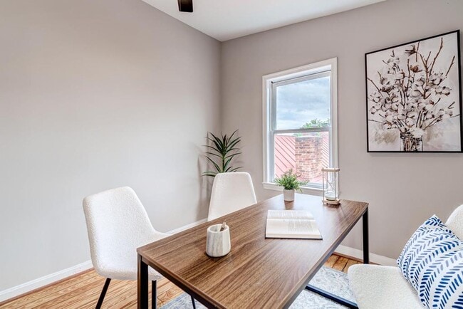 Building Photo - 2 Level Condo with parking, close to metro, utilities included!