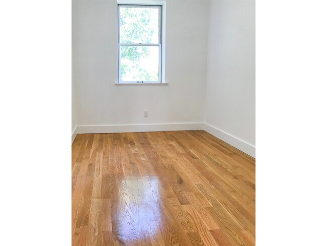 Building Photo - 475 E 8th St