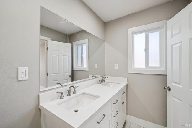 Building Photo - 918 Las Pavadas Ave