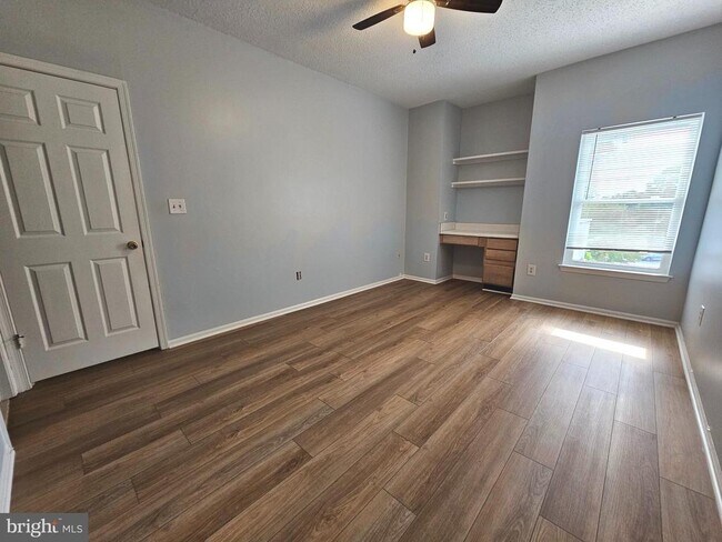 Building Photo - 6005 Rosebud Ln