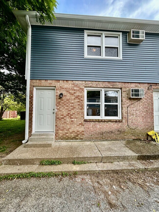 Building Photo - HALF OFF FIRST MONTH - 2 Bedroom in Versailles!