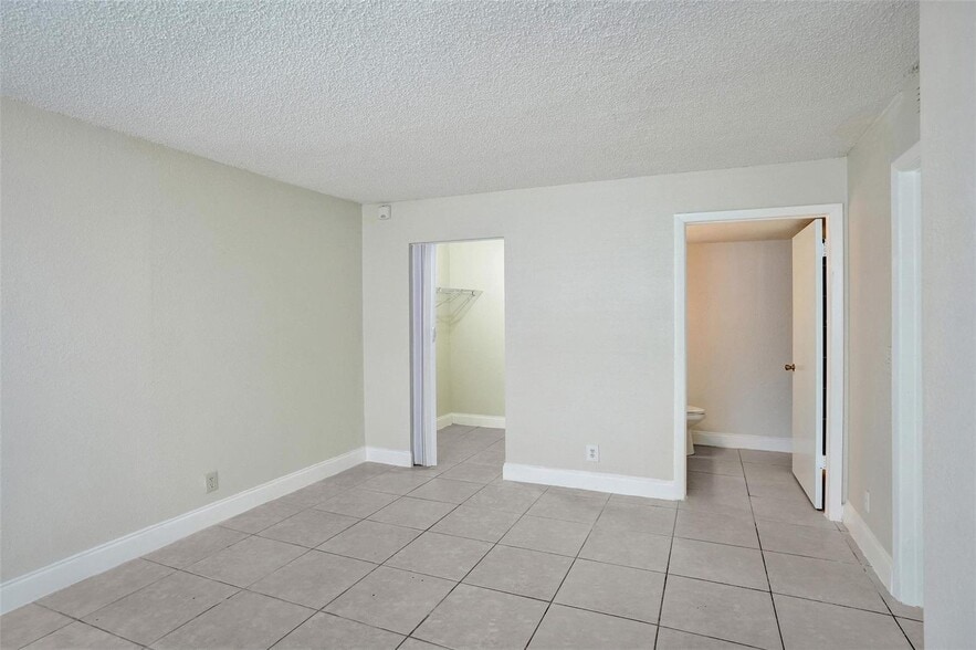 Building Photo - 10773 Cleary Blvd