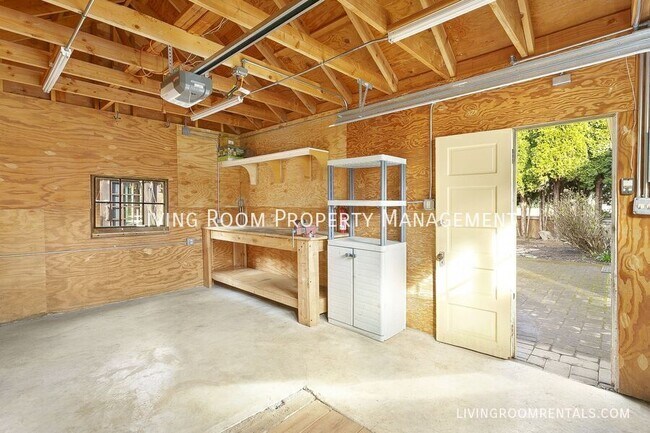 Building Photo - 1927 SE Spokane St