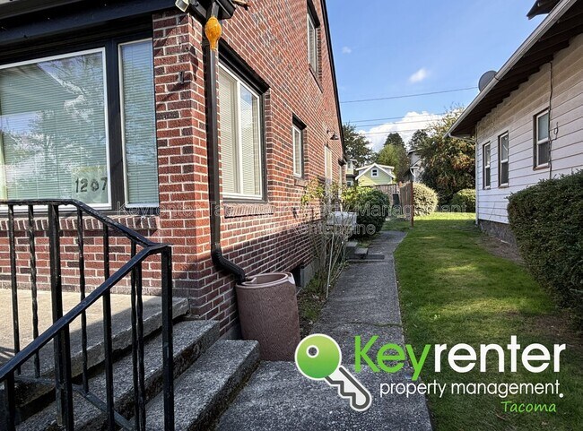 Building Photo - 1207 N Oakes St