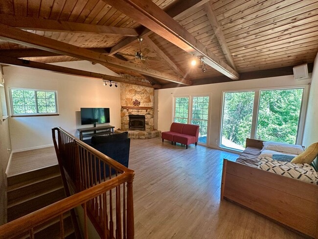 Building Photo - Stunning 4 Bedroom 3 Bathroom House with a...
