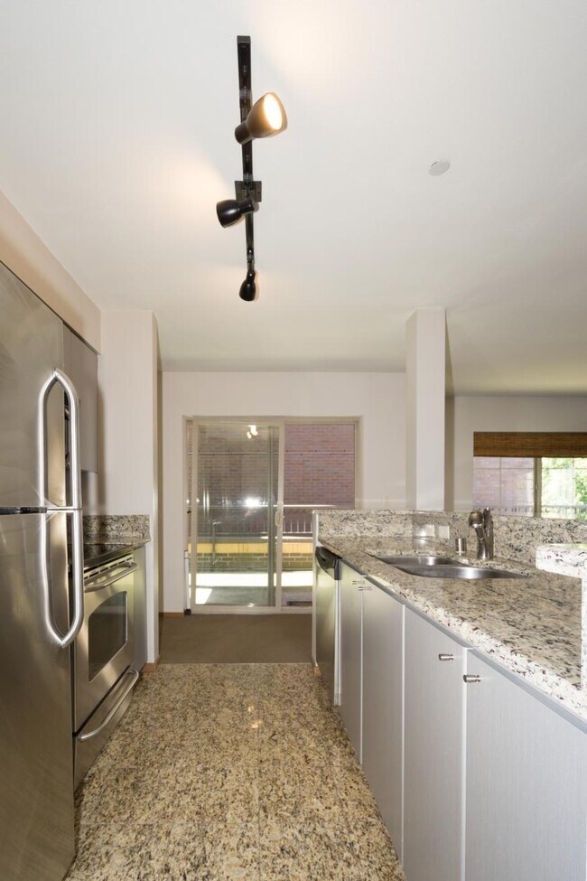 Building Photo - 2 bedroom in Seattle WA 98122