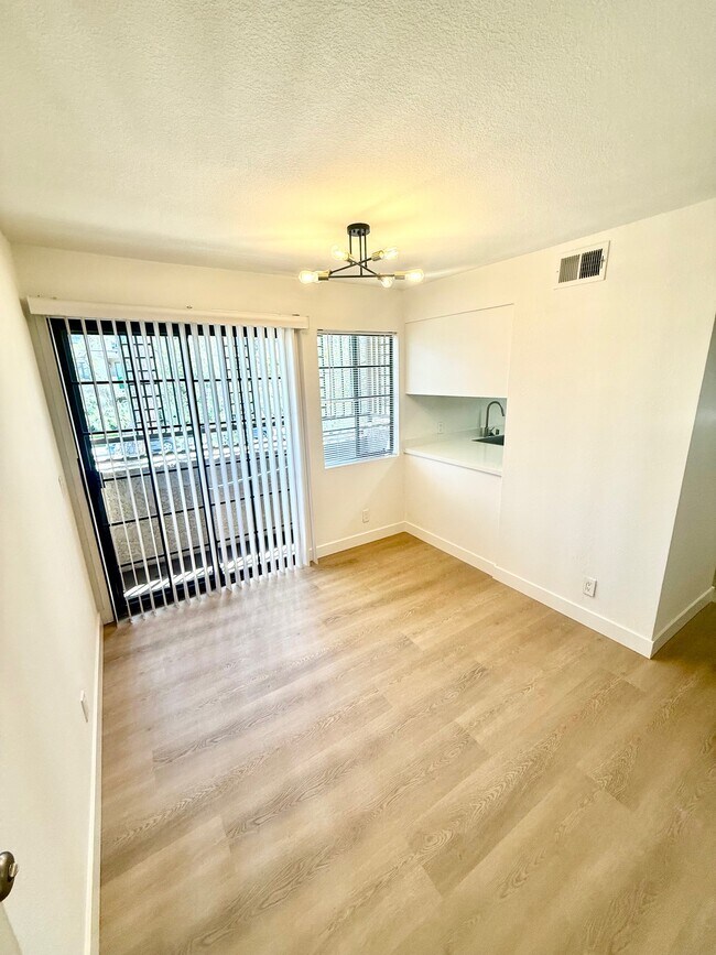Building Photo - 12121 Moorpark St
