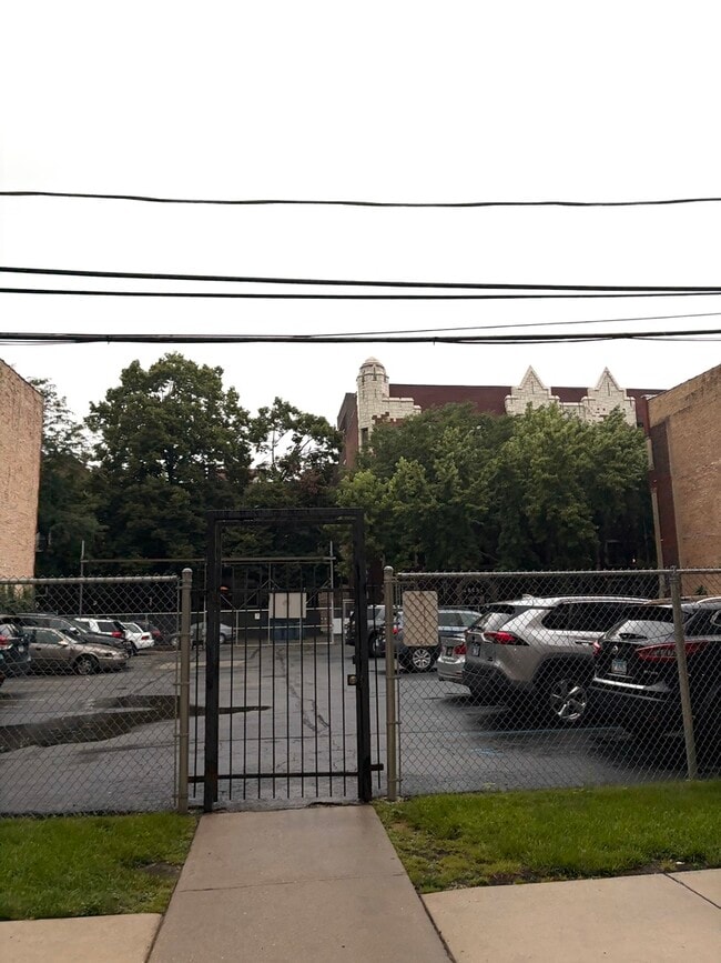 Building Photo - 906 W Sunnyside Ave