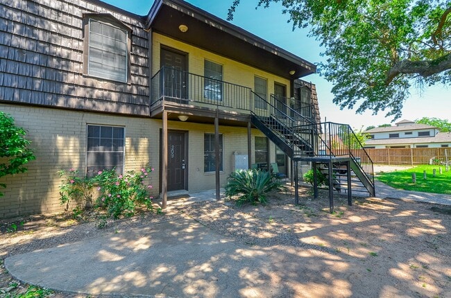 Building Photo - 1518 East Ave