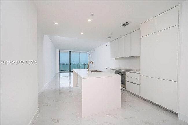 Building Photo - 700 NE 24th St