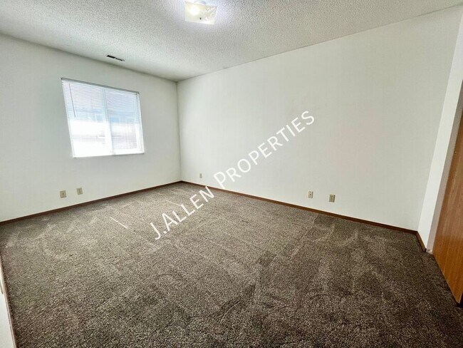 Building Photo - 904 Riverfront Rd