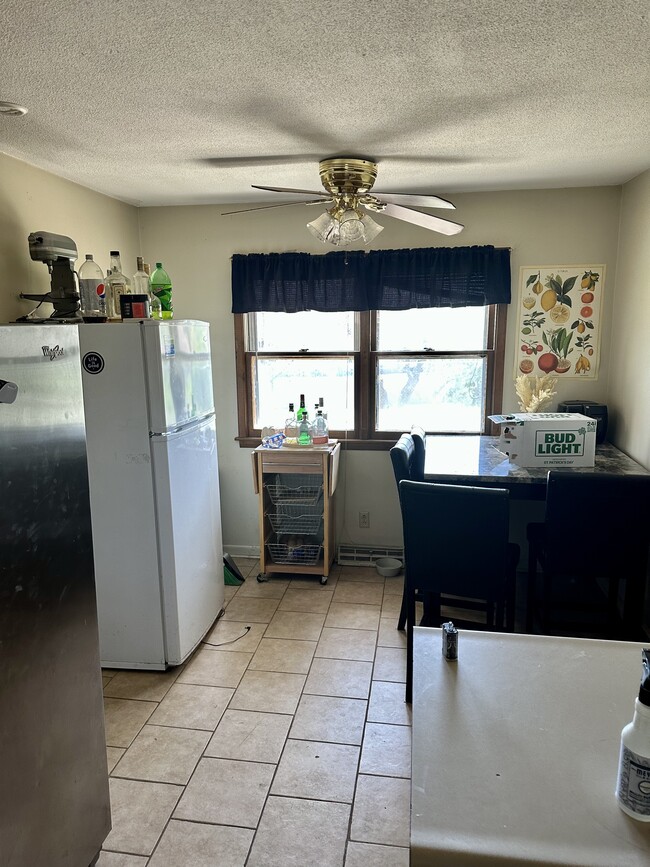 Building Photo - 2437 Vaughn Dr