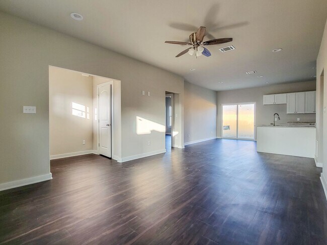 Building Photo - Beautiful 3 BR, 2 BA in Corsicana