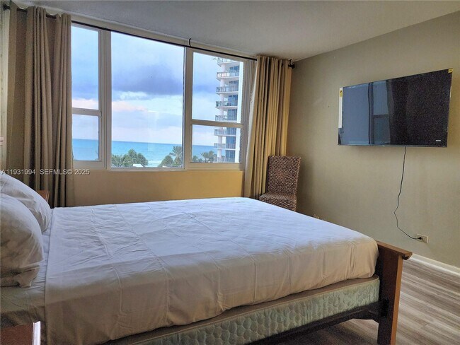 Building Photo - 3505 S Ocean Dr