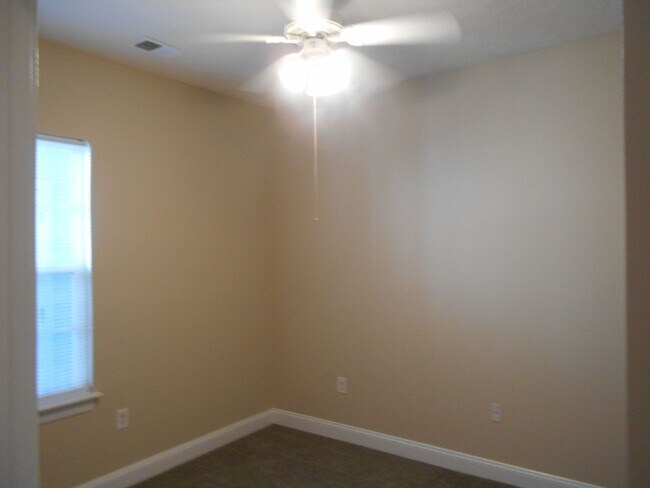 Building Photo - 3 bedroom, 2 bath condo at Fountain Pointe