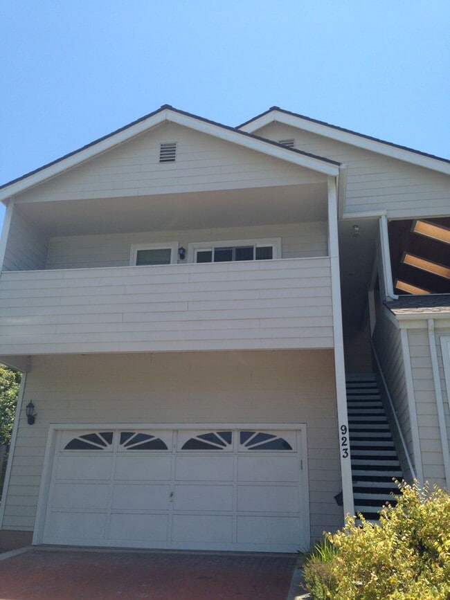 Building Photo - 2 Bedroom 1 Bath Near Downtown Available 8...