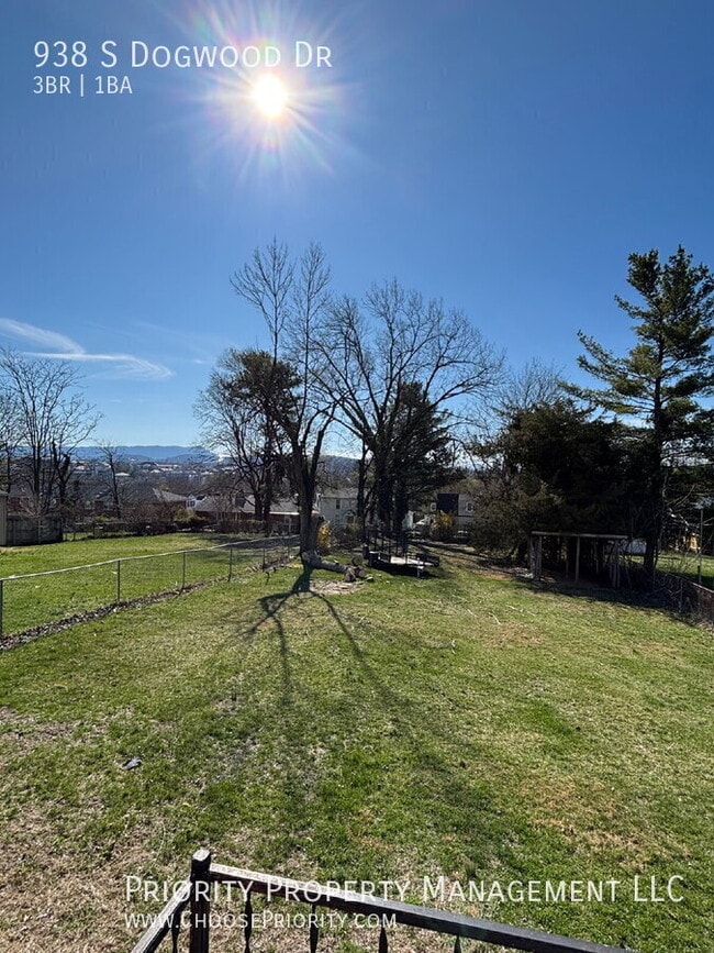 Building Photo - 938 S Dogwood Dr