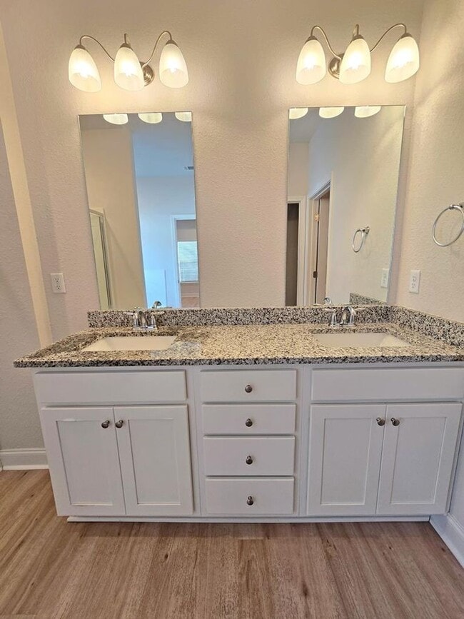 Building Photo - Elegant 4-Bedroom Lake Park Home with Open Layout, Modern Finishes, and Fenced Yard