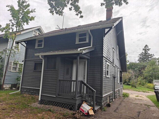 Building Photo - 543 Hoye Ave
