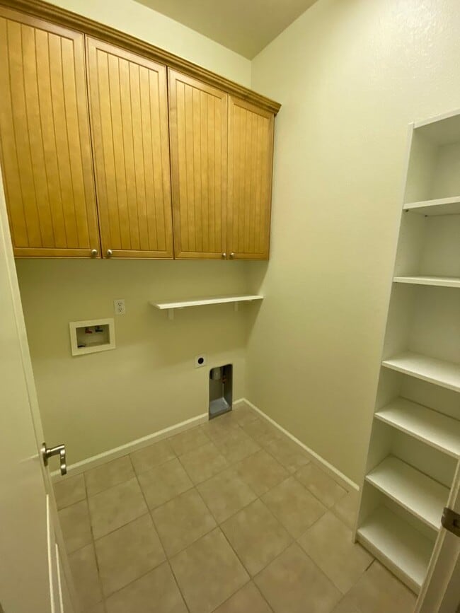 Building Photo - Lovely 3 Bedroom Low Maintenance Unit with New Flooring!