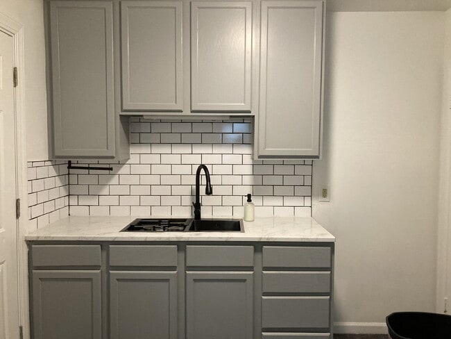 Building Photo - 2 Bedroom Duplex $1100/Month