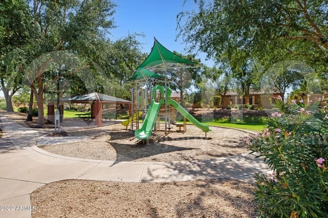 Building Photo - 1092 W Vaughn Ave