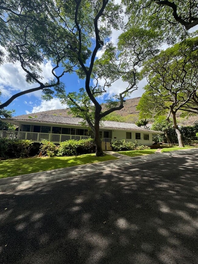 Building Photo - 3 BED, 2 BATH, 2 Parking with AC- Kalani I...