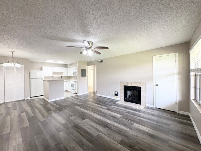 Building Photo - 1/1 Condo in Gated Lakefront Community of Altamonte Springs!