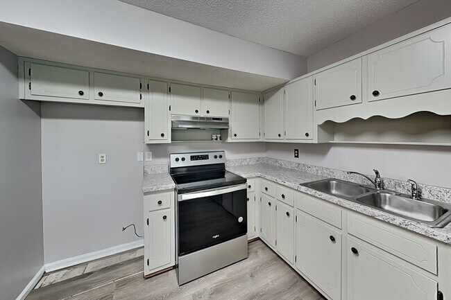Building Photo - 2468 Hampstead Dr