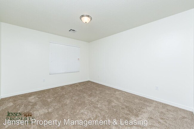 Building Photo - 6 br, 3.5 bath House - 3262 East Livia Drive