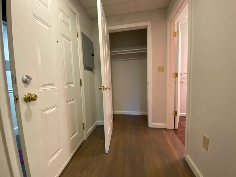 Building Photo - 77 Park Dr