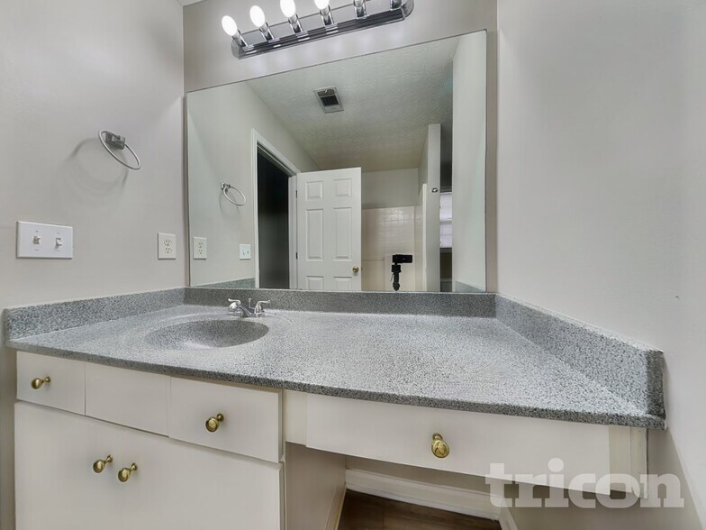 Building Photo - 62 Kirkhill Dr