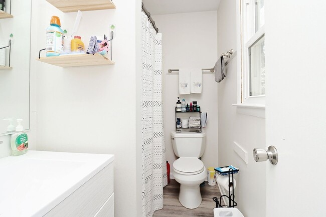 Building Photo - Student-Friendly Fry's Spring Duplex
