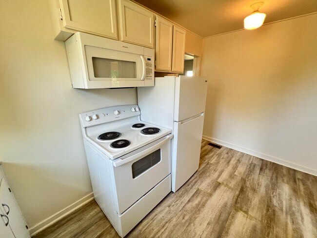 Building Photo - Adorable Shadle Bungalow - 2 Bed, 1 Bath +...