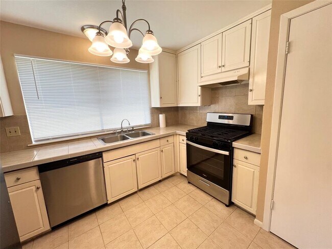 Building Photo - 10530 Sagebluff Dr
