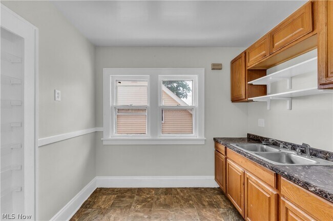 Building Photo - 954 E 239th St