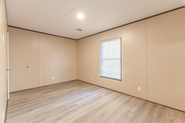 Building Photo - 13154 S Lee Shore Dr