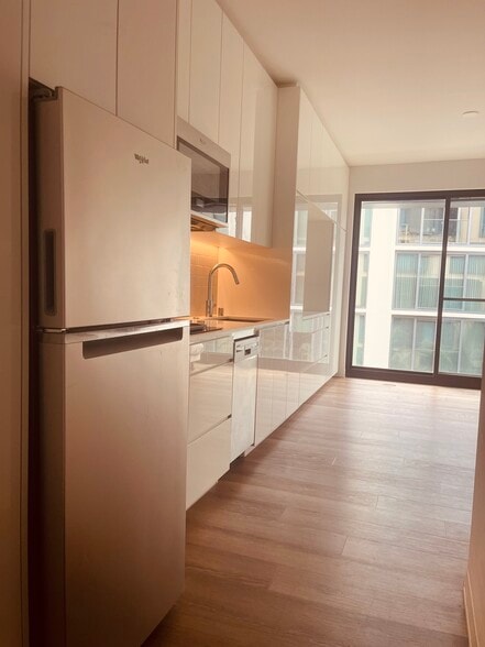 Building Photo - 987 Queen St