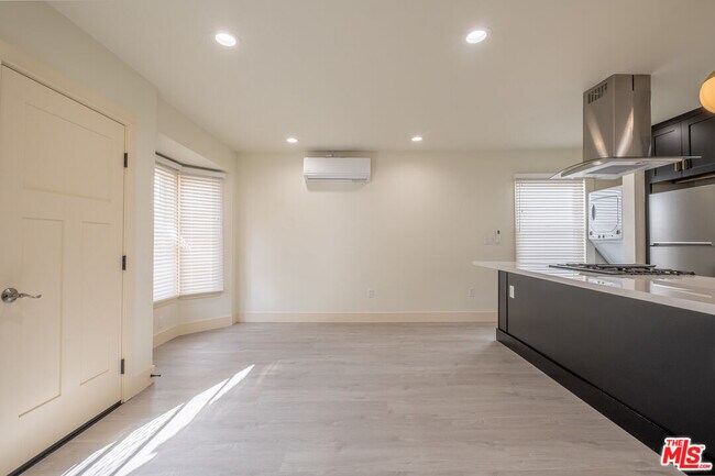 Building Photo - 216 N Catalina Ave