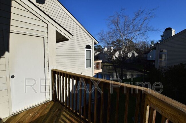 Building Photo - 525 E Lake Cir